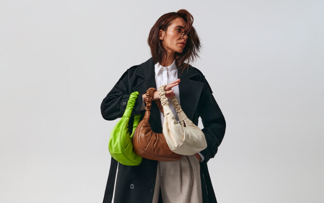 Kobieta z torebkami z kolekcji Sinsay Eclectic Street